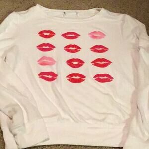 WILDFOX ❣️LIPSTICK ❣️VALENTINE READY❣️💋LIPSTICK KISSES 💋MED JUMPER TOP💋❣️
